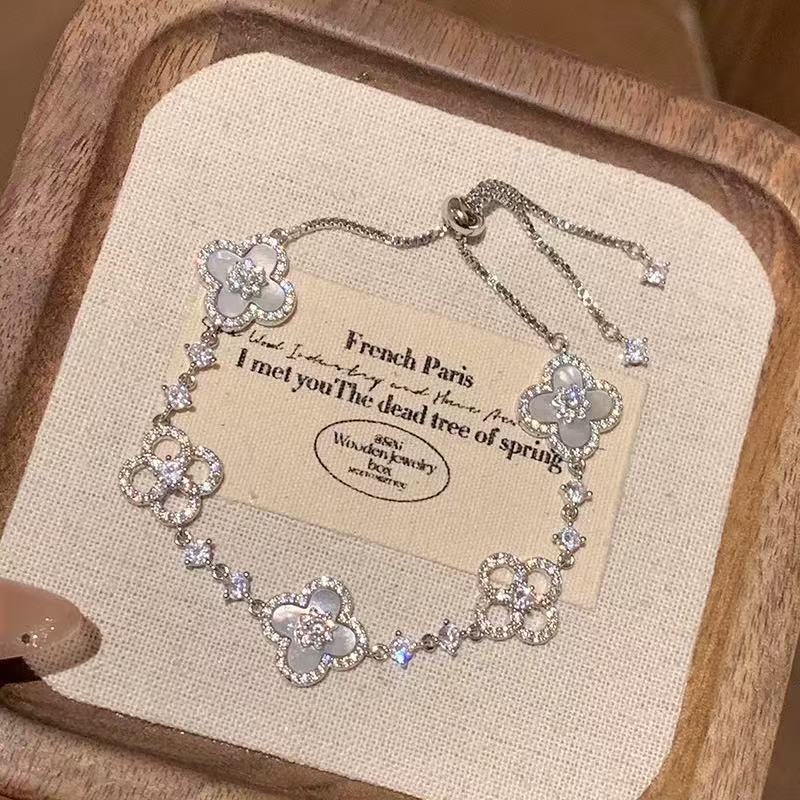 Delicate Flower Charm Bracelet – Elegant, Feminine & Perfect for Everyday Style
